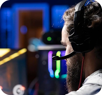 Zijaanzicht van een professionele e-sportgamer met een headset, gefocust op een competitieve wedstrijd in een gaming-setup met RGB-verlichting.