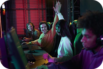 Een esports-team viert een overwinning op een LAN-evenement door hun armen in de lucht te steken terwijl ze headsets dragen in een neonverlichte gamingarena.