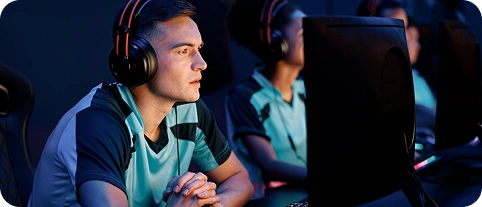Esports-spelers die deelnemen aan een LAN-toernooi, met headsets op, geconcentreerd op hun krachtige gamingcomputers.